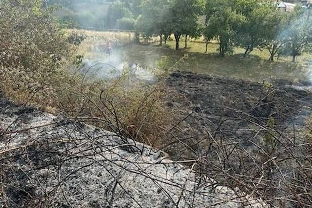 FOTO: Majiteľ pozemku v obci Uhliská vypaľoval trávu napriek zákazu a obrovskému suchu, foto 1