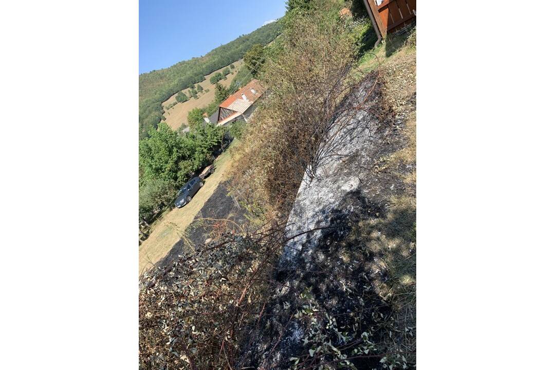 FOTO: Majiteľ pozemku v obci Uhliská vypaľoval trávu napriek zákazu a obrovskému suchu, foto 2