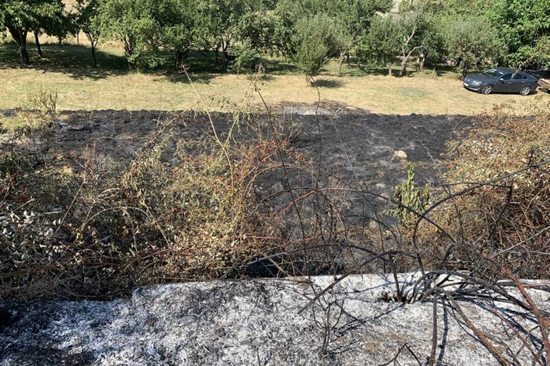 FOTO: Majiteľ pozemku v obci Uhliská vypaľoval trávu napriek zákazu a obrovskému suchu, foto 3
