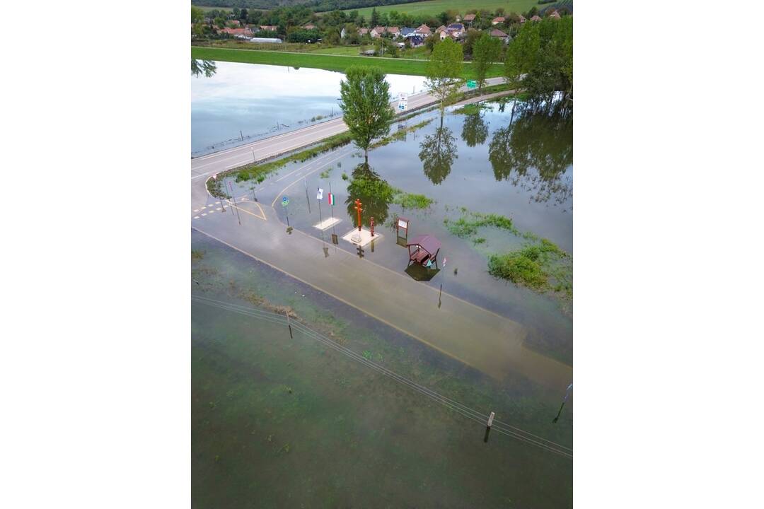 FOTO: Okolie obce Chľaba na juhu Slovenska zaplavila voda. Takto to tam vyzerá z výšky, foto 3