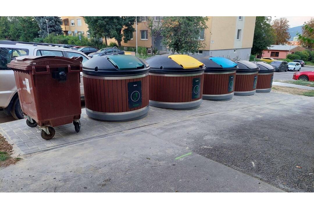 FOTO: Na Klokočine v Nitre vyrástli ďalšie moloky - polopodzemné kontajnery, foto 1