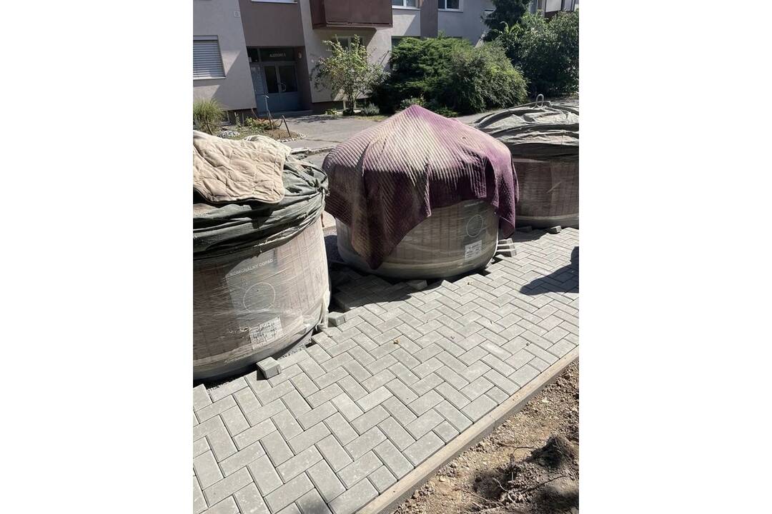 FOTO: Na Klokočine v Nitre vyrástli ďalšie moloky - polopodzemné kontajnery, foto 5