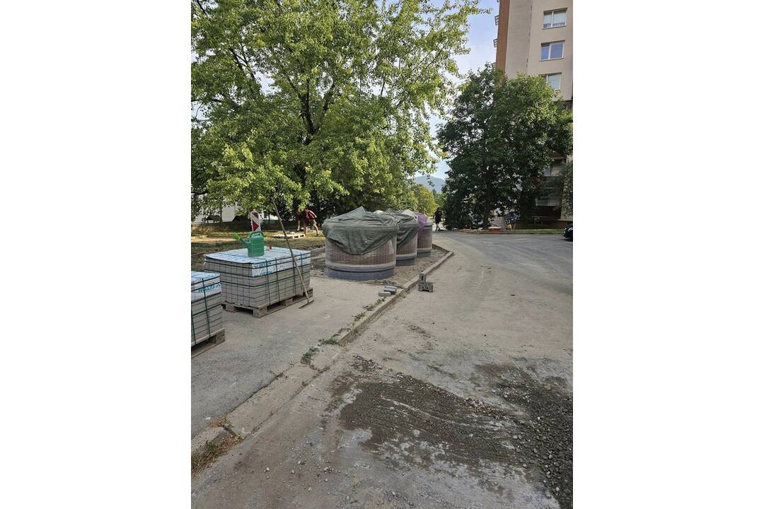 FOTO: Na Klokočine v Nitre vyrástli ďalšie moloky - polopodzemné kontajnery, foto 2