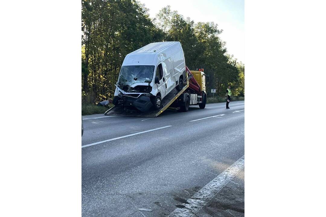 FOTO: Medzi Jatovom a Trnovcom nad Váhom havarovala dodávka, skončila mimo cesty, foto 3