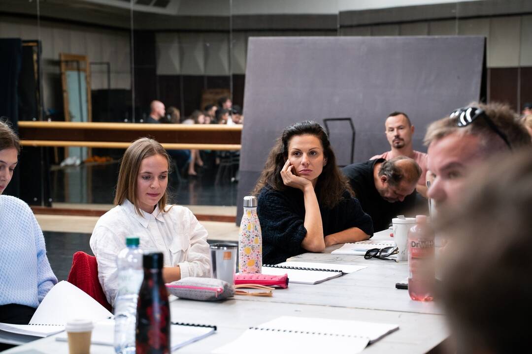 FOTO: Ako vyzerala prvá čítacia skúška muzikálu Na skle maľované? DAB v Nitre ho odpremiéruje už v novembri, foto 2