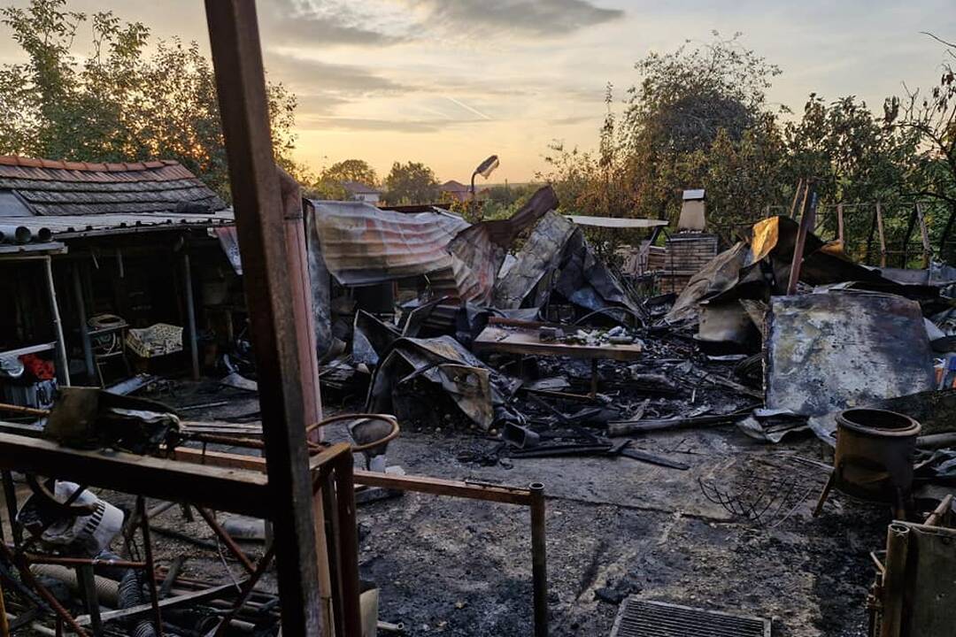 FOTO: Požiar v noci zničil rodinný dom v obci Semerovo, foto 1