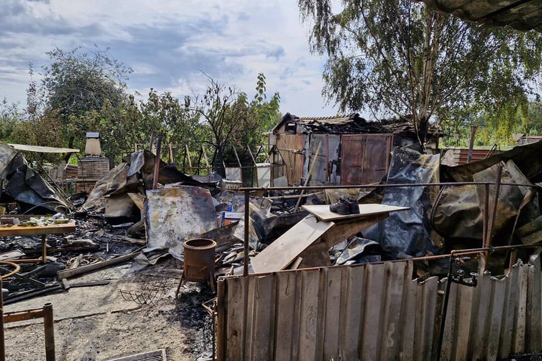 FOTO: Požiar v noci zničil rodinný dom v obci Semerovo, foto 4