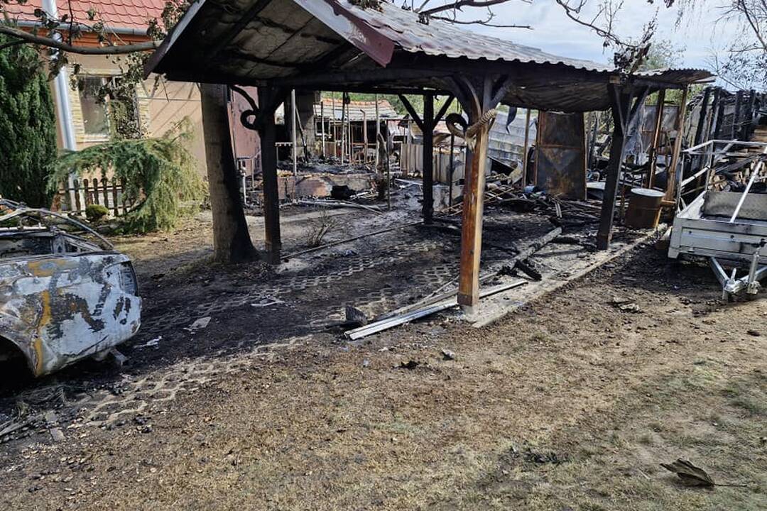 FOTO: Požiar v noci zničil rodinný dom v obci Semerovo, foto 5