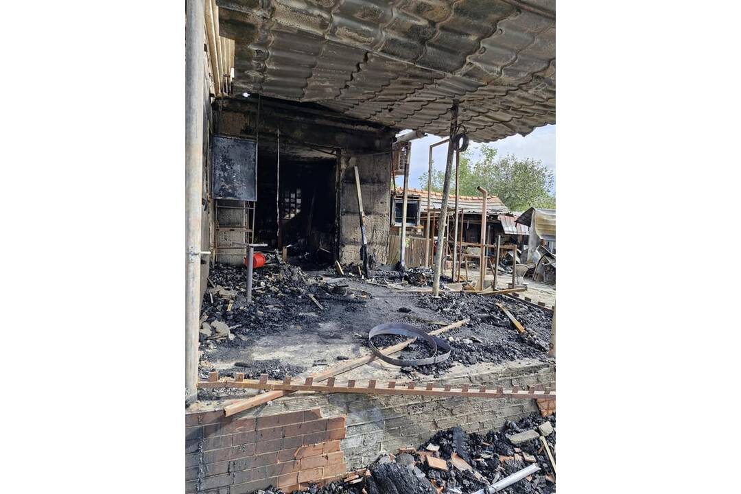 FOTO: Požiar v noci zničil rodinný dom v obci Semerovo, foto 6