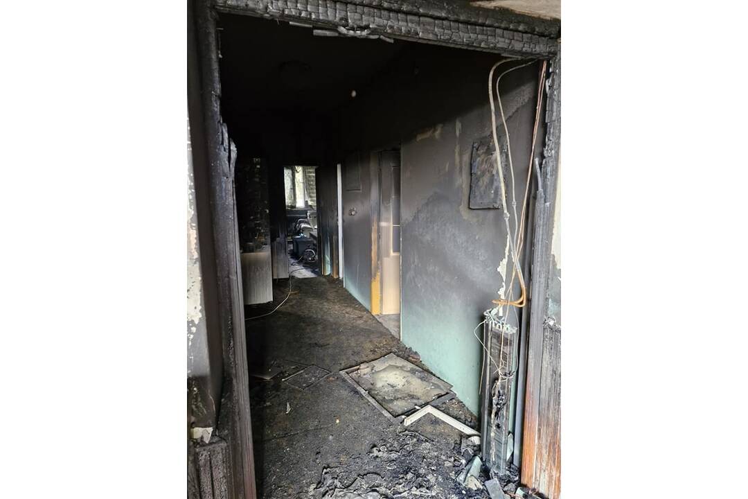 FOTO: Požiar v noci zničil rodinný dom v obci Semerovo, foto 7