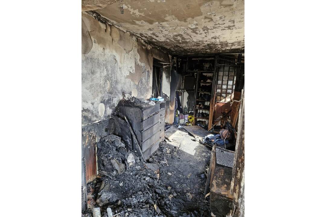 FOTO: Požiar v noci zničil rodinný dom v obci Semerovo, foto 8