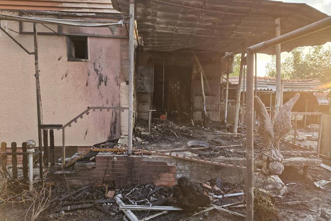 FOTO: Požiar v noci zničil rodinný dom v obci Semerovo, foto 10