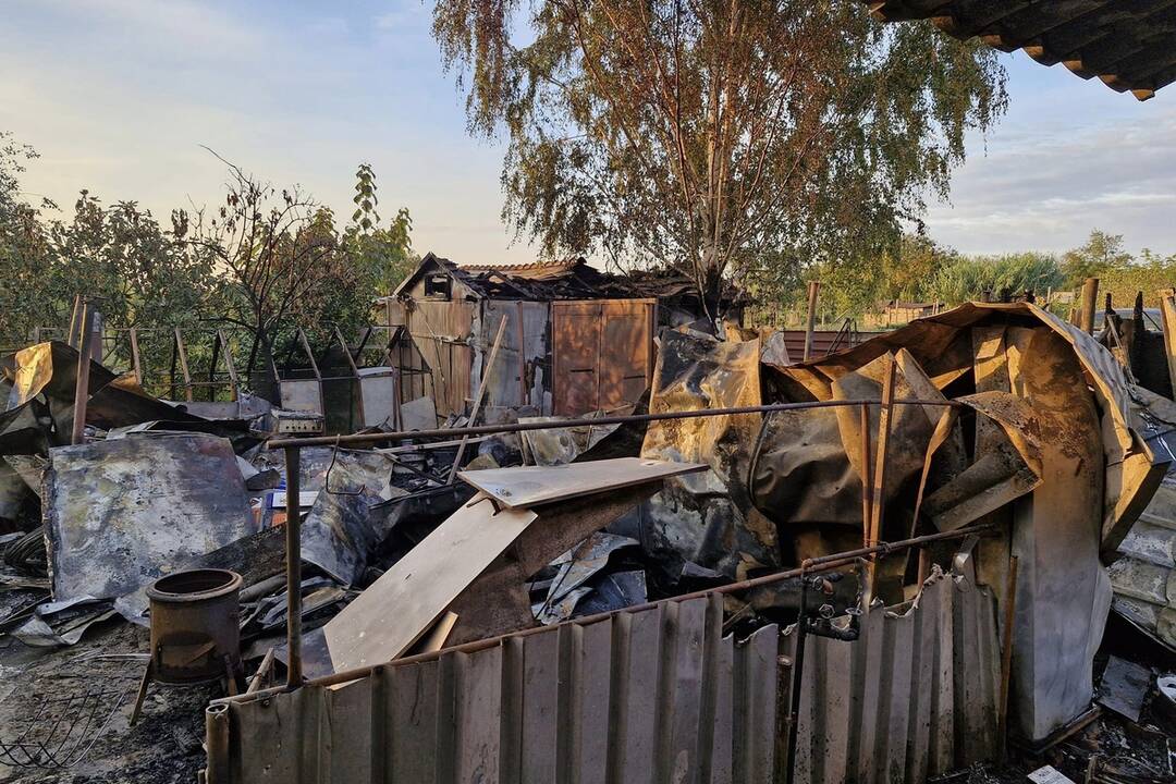 FOTO: Požiar v noci zničil rodinný dom v obci Semerovo, foto 12