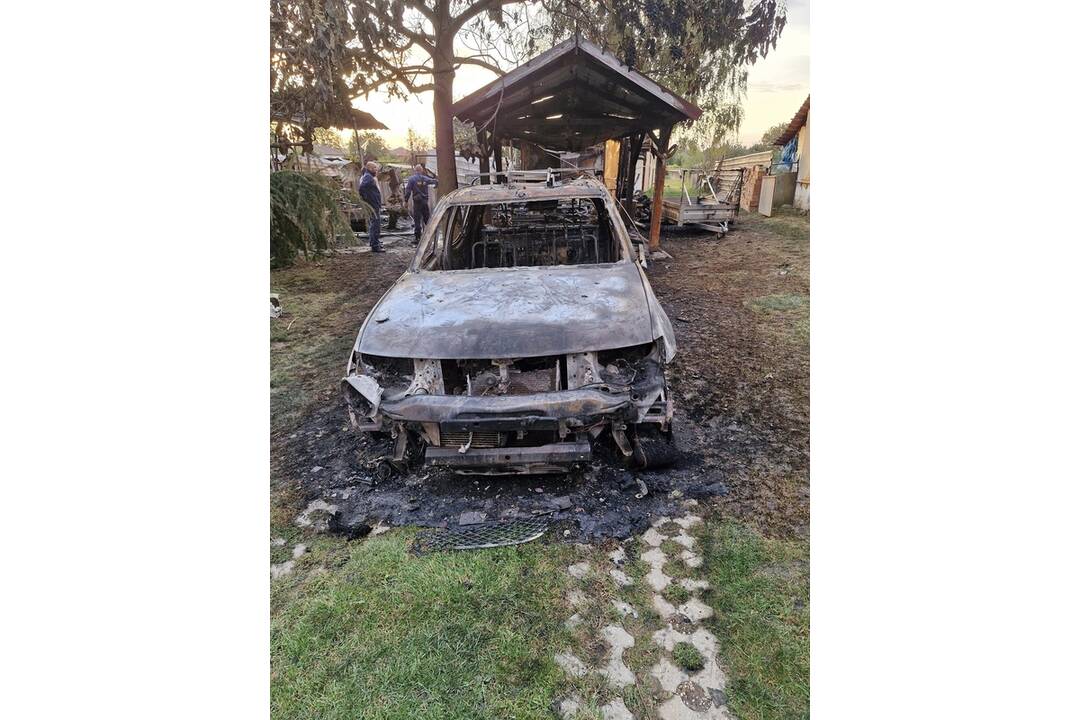 FOTO: Požiar v noci zničil rodinný dom v obci Semerovo, foto 13