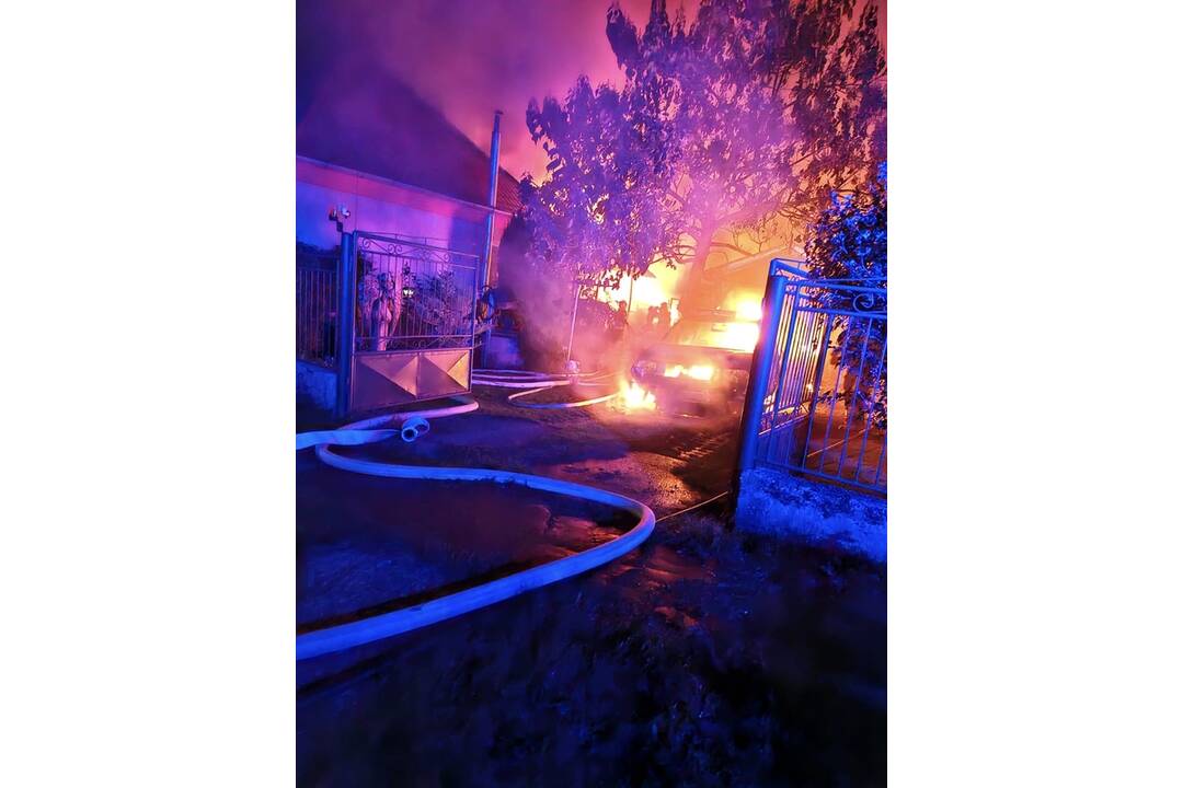 FOTO: Požiar v noci zničil rodinný dom v obci Semerovo, foto 14