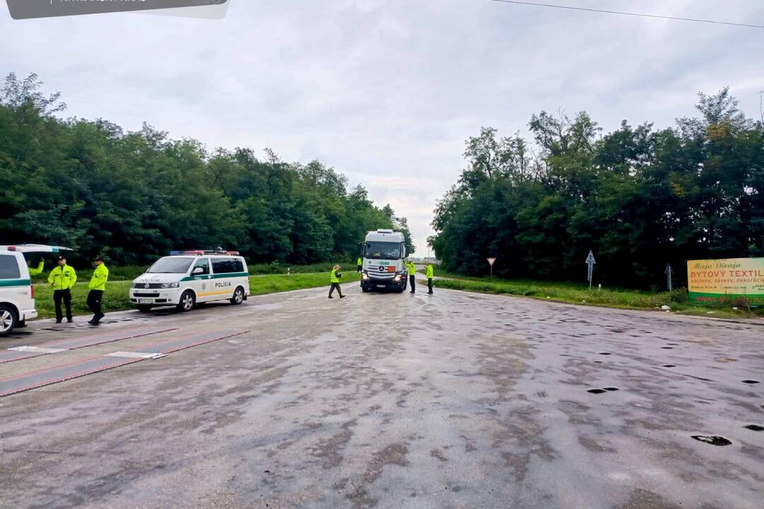 FOTO: Kontrola nákladných vozidiel v obci Bajč 26. septembra, foto 1