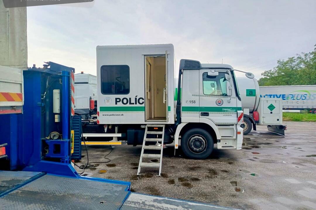 FOTO: Kontrola nákladných vozidiel v obci Bajč 26. septembra, foto 3