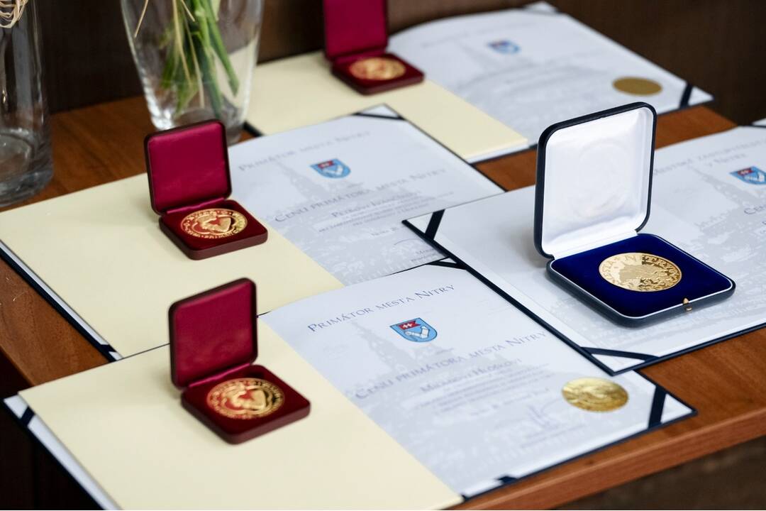 FOTO: Primátor Nitry ocenil 5 významných osobností mesta, na radnici im odovzdal ocenenia, foto 2