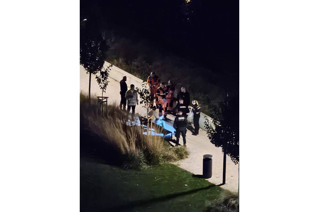 FOTO: Na chodníku pri OC Promenada v Nitre ležal muž, ratovala ho záchranka aj polícia, foto 3