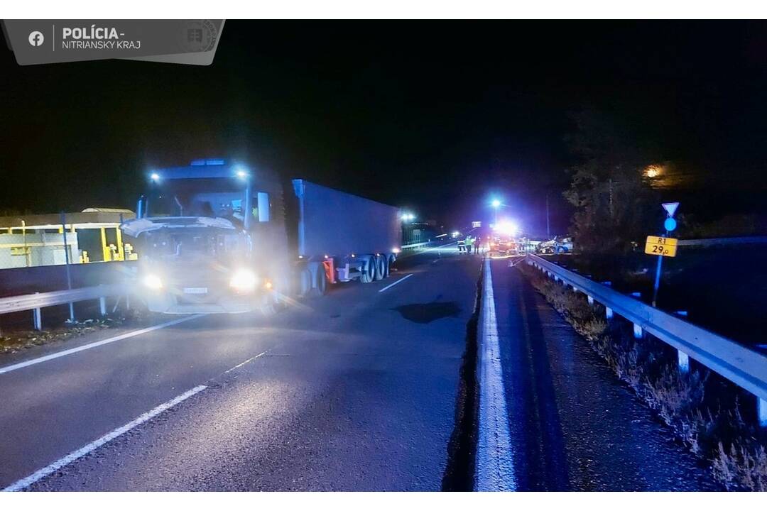FOTO: Čelná zrážka kamióna a osobného auta plného ľudí na R1 pri Nitre, úsek uzavreli, foto 2