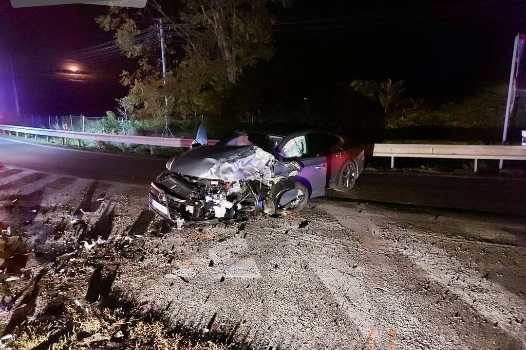 FOTO: Čelná zrážka kamióna a osobného auta plného ľudí na R1 pri Nitre, úsek uzavreli, foto 3