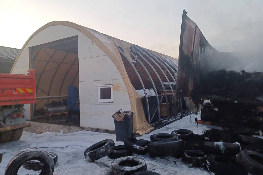 FOTO: Veľký požiar v okrese Levice zasiahol vozidlá a halu, zasahovali hasiči, foto 3