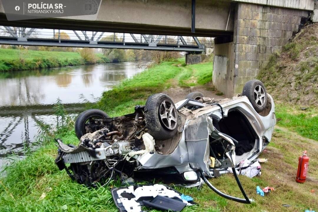FOTO: Opitý vodič vyletel z mosta pri Šuranoch a skončil prevrátený na streche, foto 1