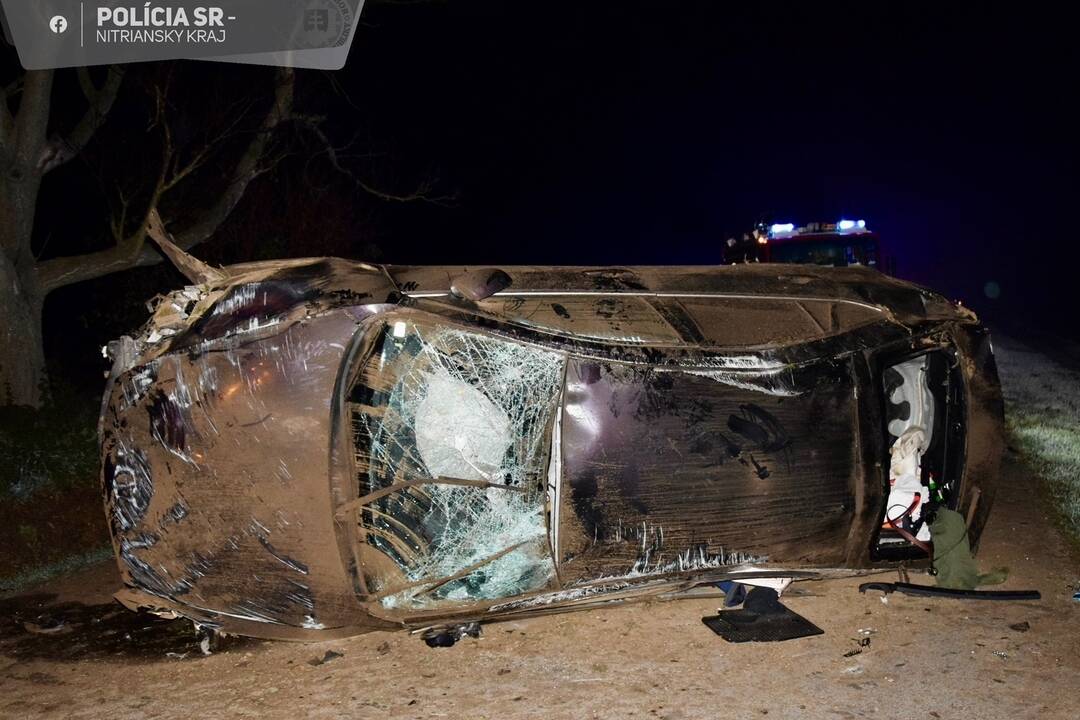 FOTO: Autá na boku aj streche - päť vodičov nezvládlo Dušičky bez alkoholu a sadli za volant opití, foto 3