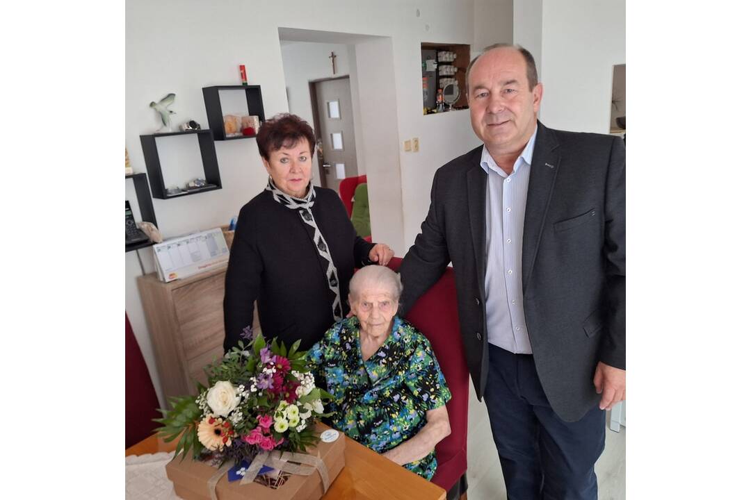FOTO: Poslanec Gut pri príležitosti Mesiaca úcty k starším navštívil 106-ročnú Julianu Jarošovú, foto 1