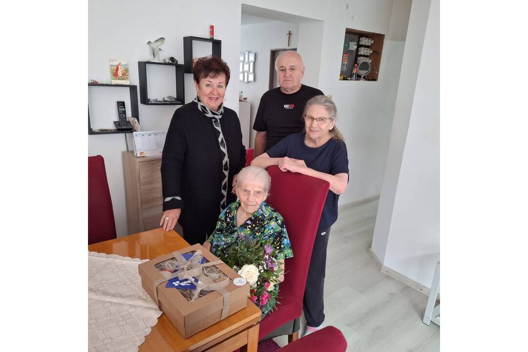 FOTO: Poslanec Gut pri príležitosti Mesiaca úcty k starším navštívil 106-ročnú Julianu Jarošovú, foto 2