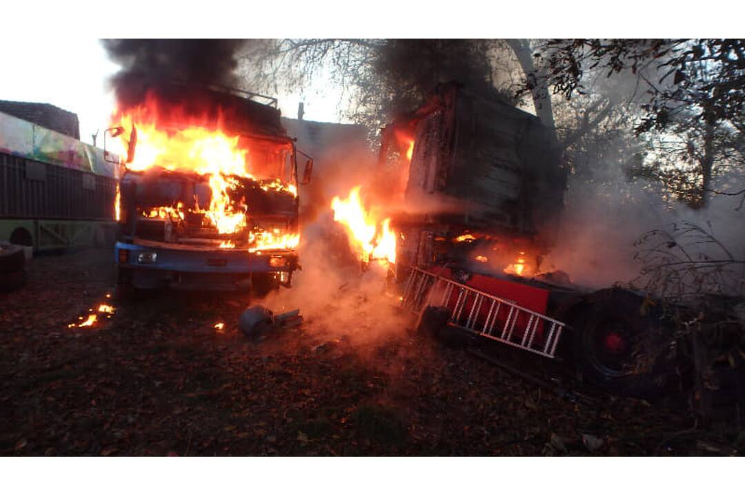 FOTO: V Hajnej Novej Vsi horeli nákladné autá a prístavba domu, foto 2