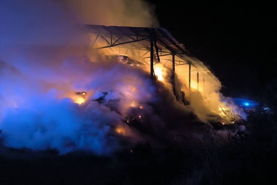 FOTO: Pri požiari senníka v Ipeľskom Predmostí zasahujú aj hasiči z Levíc , foto 5