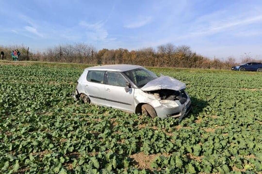FOTO: Po zraneného mladého muža z havarovaného auta museli prísť leteckí záchranári , foto 1