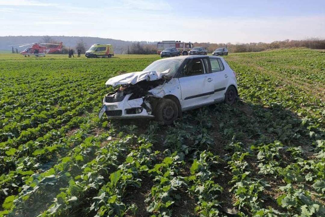 FOTO: Po zraneného mladého muža z havarovaného auta museli prísť leteckí záchranári , foto 3