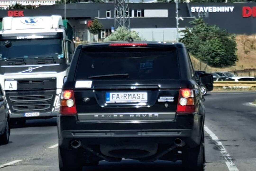 FOTO: Vtipné ŠPZ-ky v uliciach Nitry bavia internet, foto 2