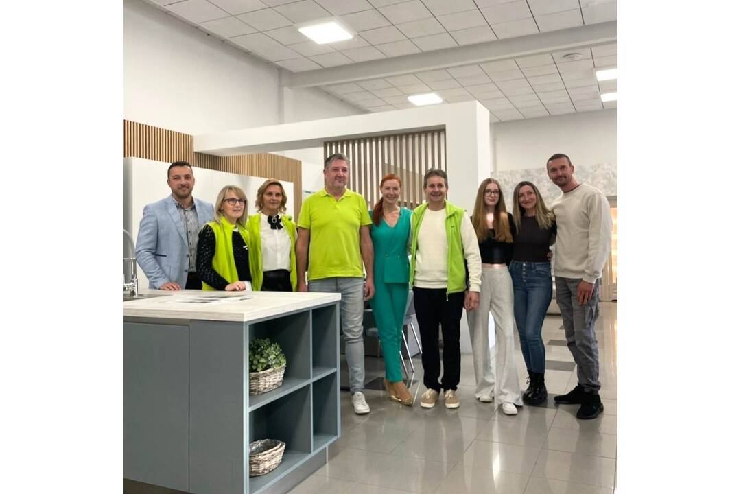 FOTO: Decodom otvoril v rodných Topoľčanoch novú a modernú predajňu, foto 1