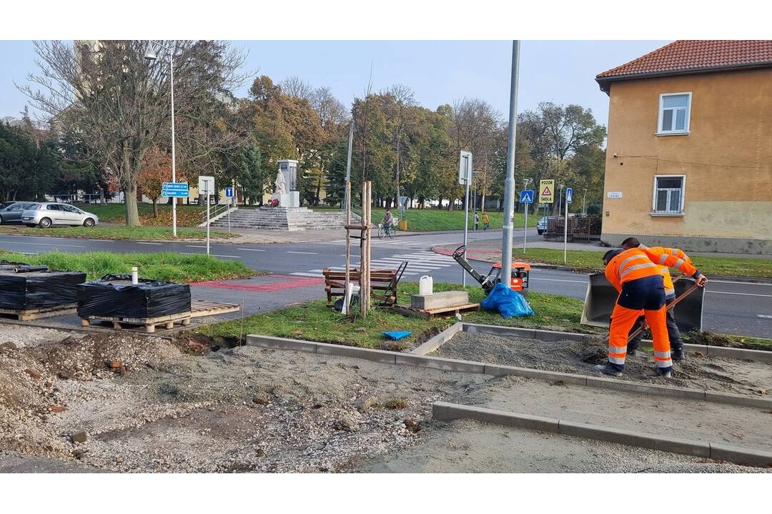 FOTO: V Šali stavajú mestský cyklochodník, priechod v centre musia dočasne uzavrieť, foto 4