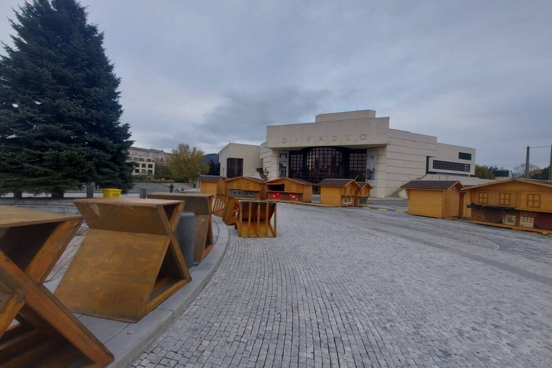 FOTO: Na námestí v Nitre už stojí stromček aj vianočné mestečko. Stánky rozmiestnili inak , foto 11