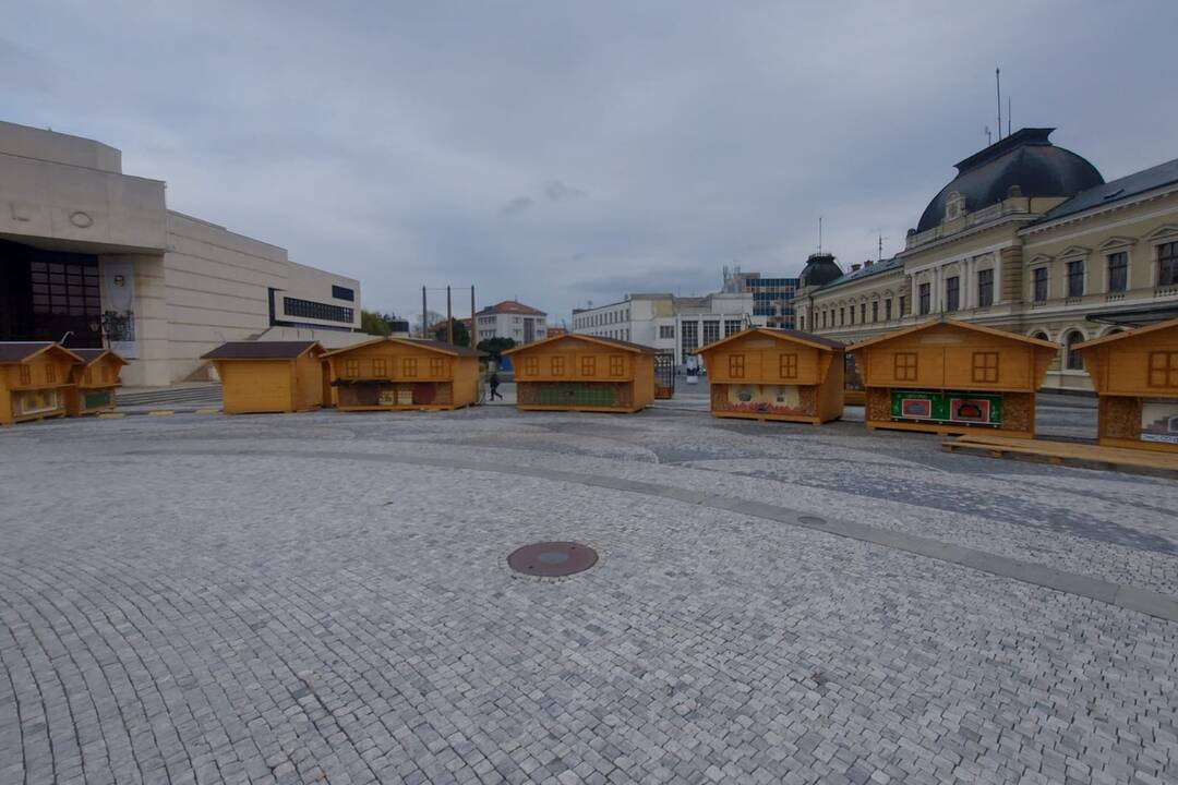 FOTO: Na námestí v Nitre už stojí stromček aj vianočné mestečko. Stánky rozmiestnili inak , foto 12