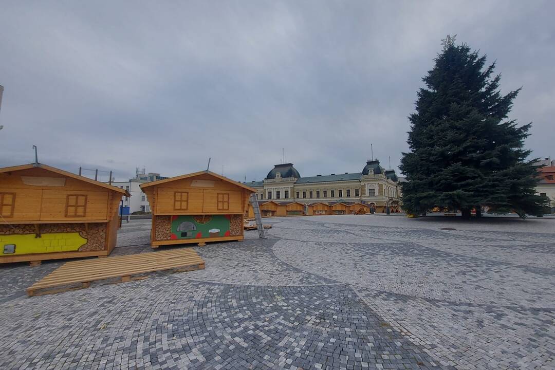 FOTO: Na námestí v Nitre už stojí stromček aj vianočné mestečko. Stánky rozmiestnili inak , foto 15