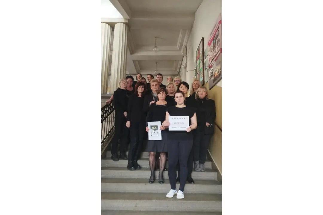FOTO: Školstvo v smútku - Protest v čiernom: Zapojili sa aj školy v Nitrianskom kraji, foto 16