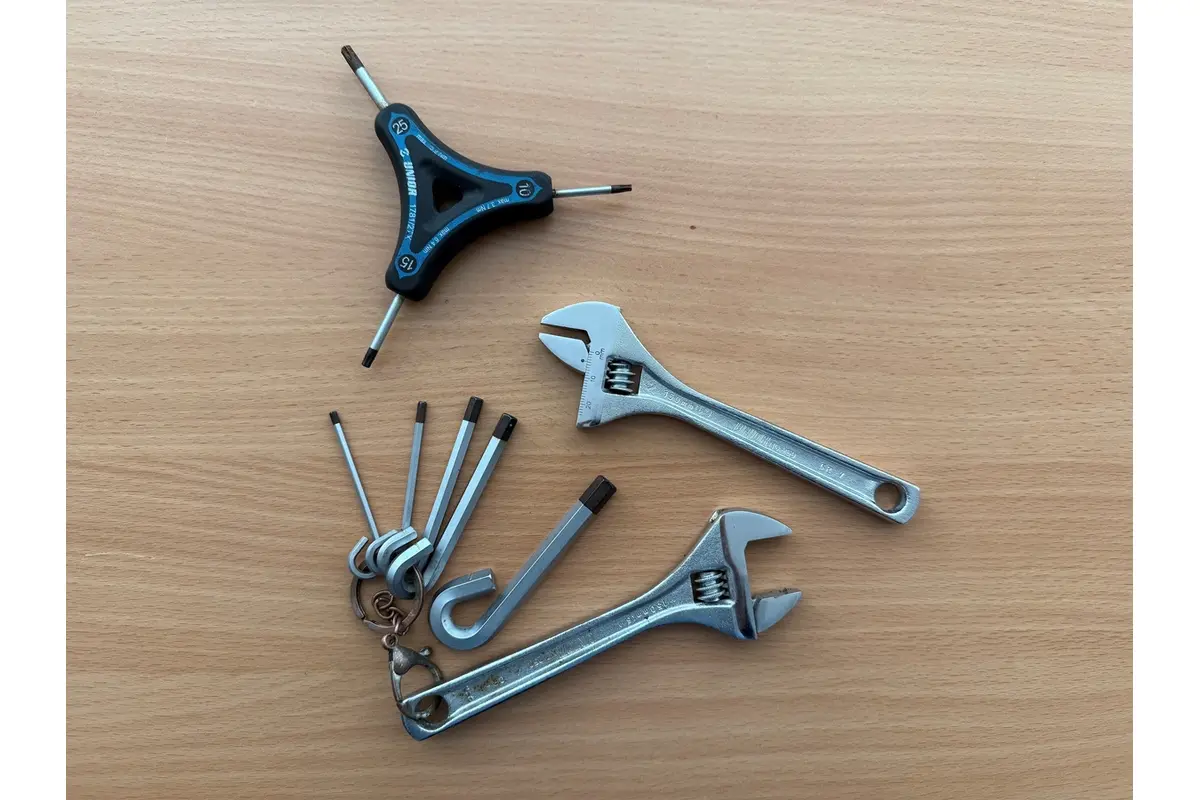 FOTO: Zlodej ukradol zo stanice v Šali náradie pre cyklistov, foto 1