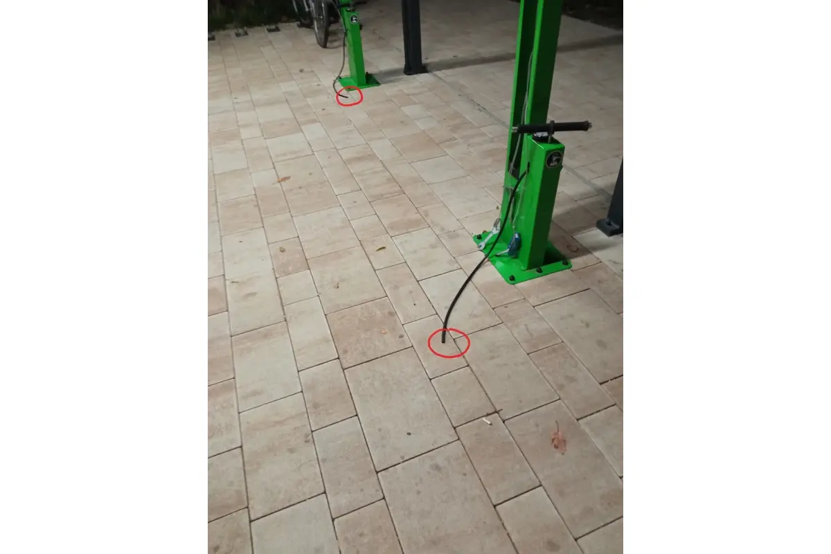 FOTO: Zlodej ukradol zo stanice v Šali náradie pre cyklistov, foto 2