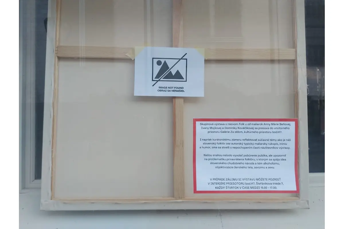 FOTO: Galéria v centre Nitry stiahla kontroverznú výstavu, pobúrila časť miestnych, foto 3