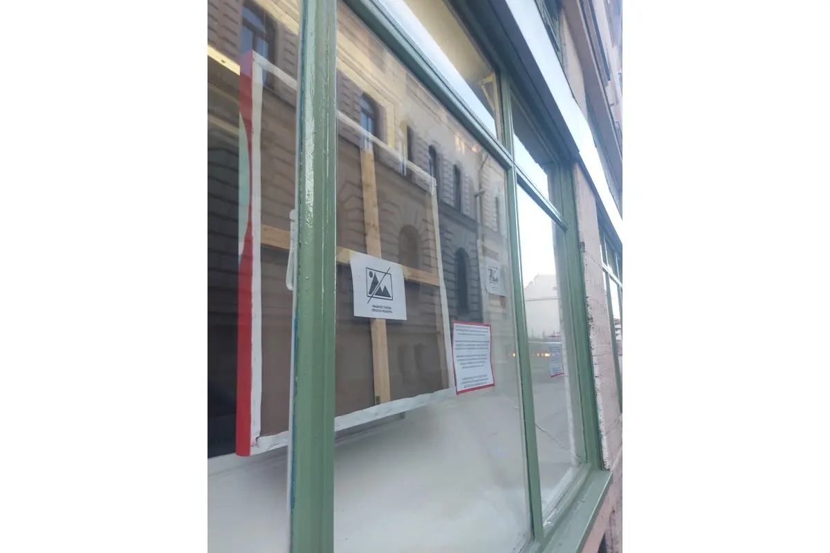 FOTO: Galéria v centre Nitry stiahla kontroverznú výstavu, pobúrila časť miestnych, foto 6