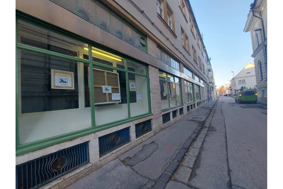 FOTO: Galéria v centre Nitry stiahla kontroverznú výstavu, pobúrila časť miestnych, foto 1