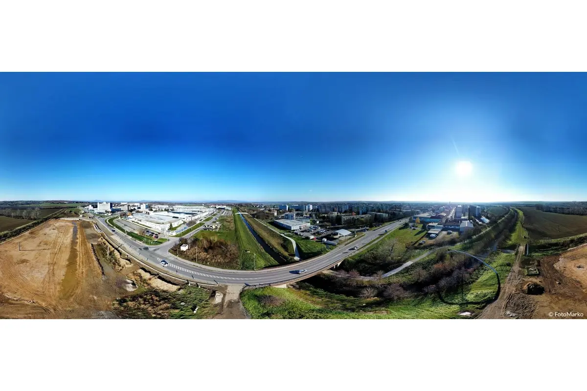 Výstavba turbo-okružnej križovatky vo Vrábľoch zachytená dronom (december 2024), foto 1