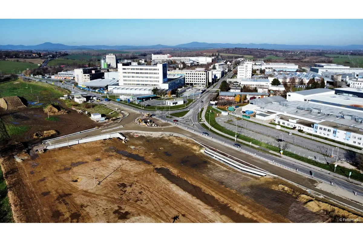 Výstavba turbo-okružnej križovatky vo Vrábľoch zachytená dronom (december 2024), foto 2