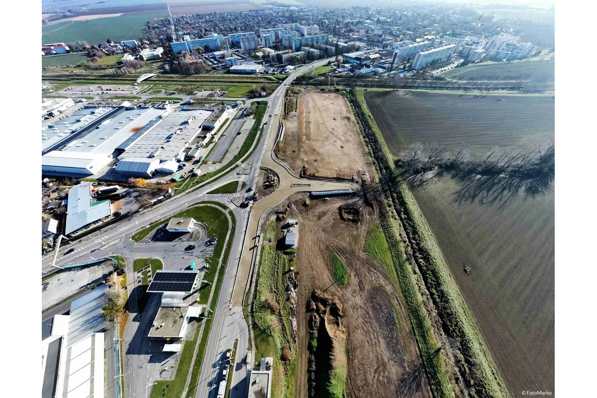 Výstavba turbo-okružnej križovatky vo Vrábľoch zachytená dronom (december 2024), foto 4
