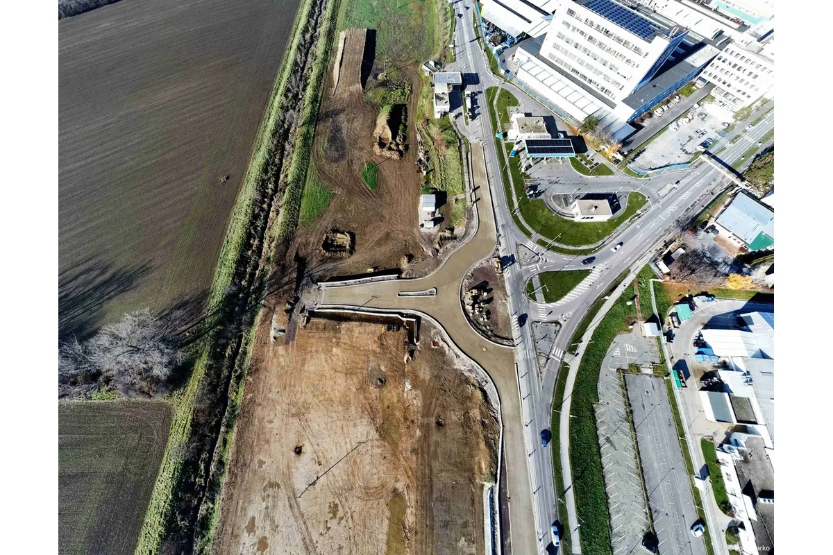 Výstavba turbo-okružnej križovatky vo Vrábľoch zachytená dronom (december 2024), foto 5